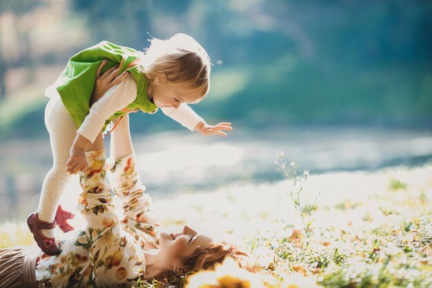 La madre y la hija se encuentran en la hierba