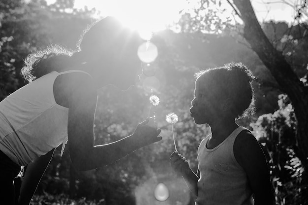 Foto gratuita madre con hija foto blanco y negro