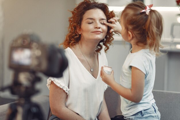 Madre con hija graba un blog de belleza