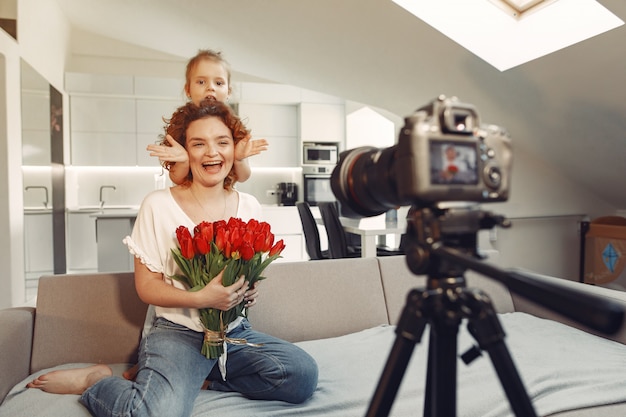 Madre con hija graba un blog en casa