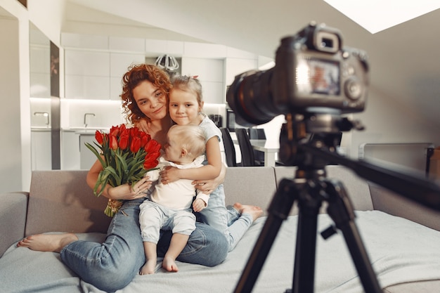 Madre con hija graba un blog en casa