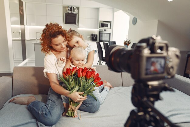 Madre con hija graba un blog en casa