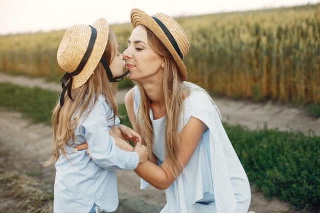 Madre con hija jugando en un campo de verano