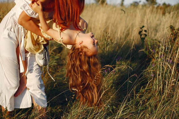 Madre con hija jugando en un campo de verano