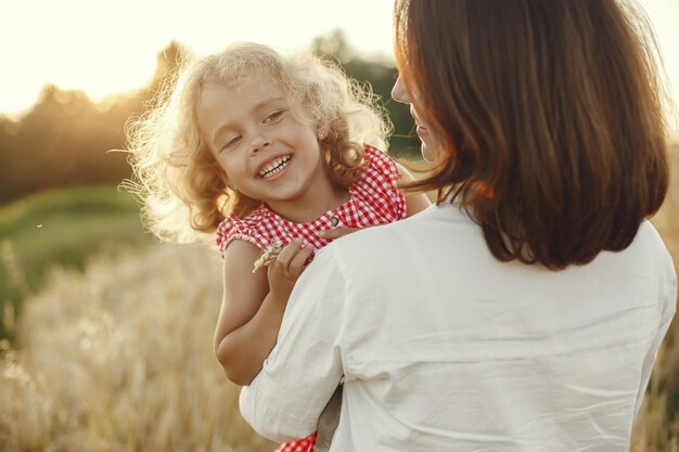 Madre con hija jugando en un campo de verano