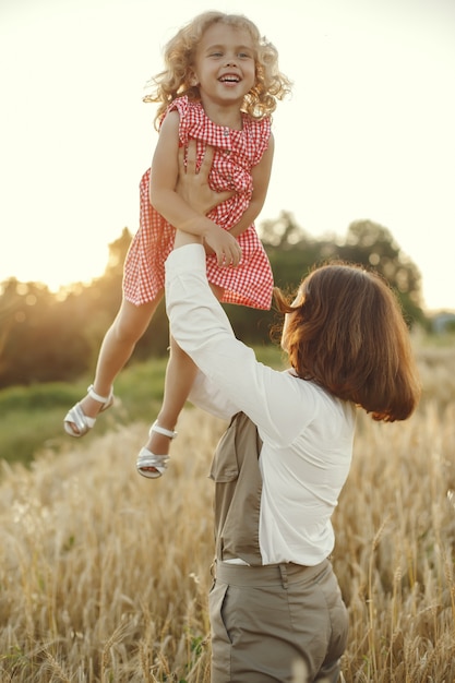 Madre con hija jugando en un campo de verano