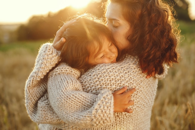 Foto gratuita madre con hija jugando en un campo de verano