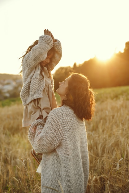 Madre con hija jugando en un campo de verano