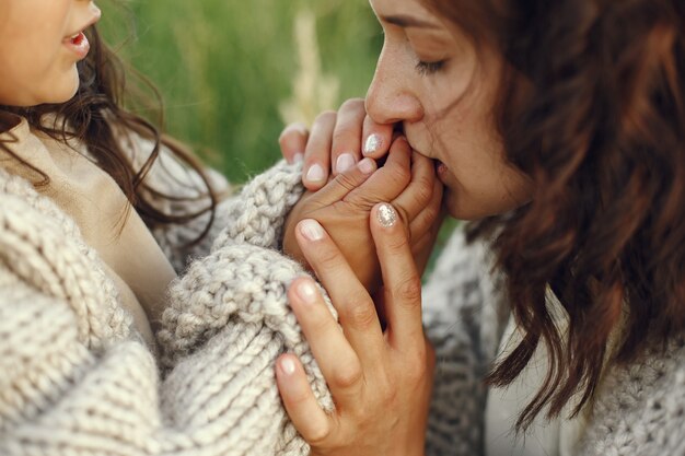 Madre con hija jugando en un campo de verano