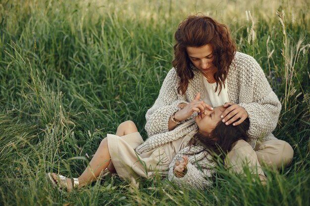 Madre con hija jugando en un campo de verano