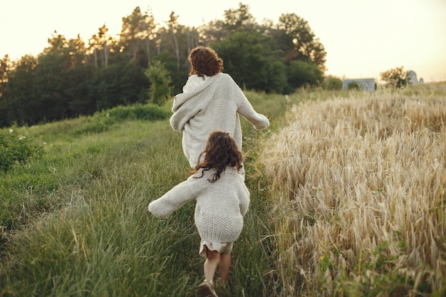 Madre con hija jugando en un campo de verano