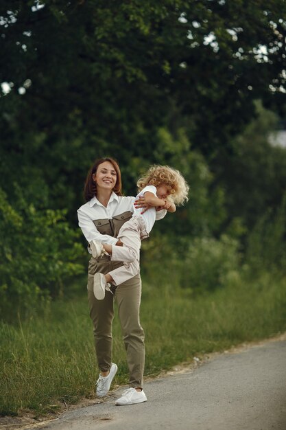 Madre con hija jugando en un campo de verano