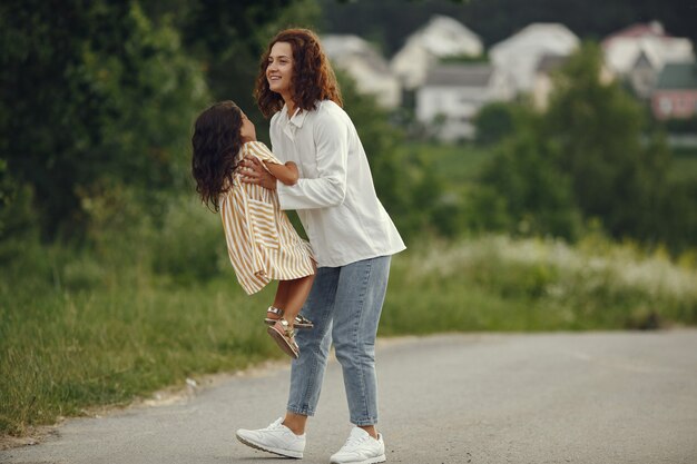 Madre con hija jugando en un campo de verano