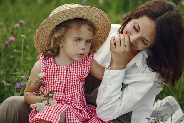 Madre con hija jugando en un campo de verano