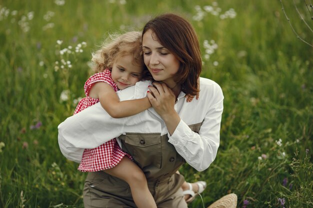 Madre con hija jugando en un campo de verano