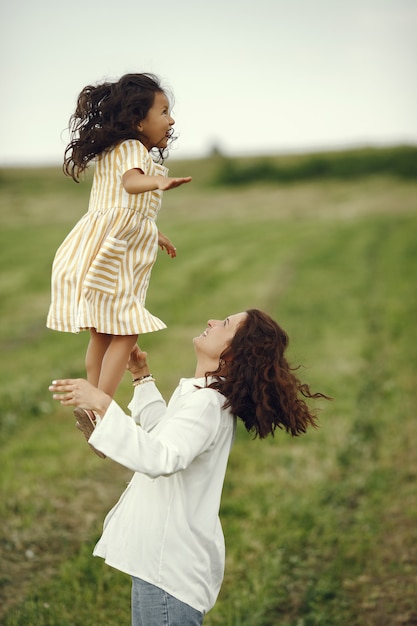 Madre con hija jugando en un campo de verano