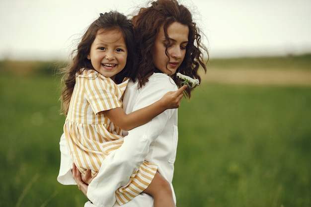 Madre con hija jugando en un campo de verano