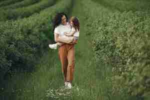 Foto gratuita madre con hija jugando en un campo de verano