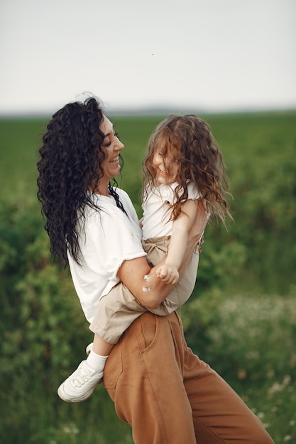 Madre con hija jugando en un campo de verano