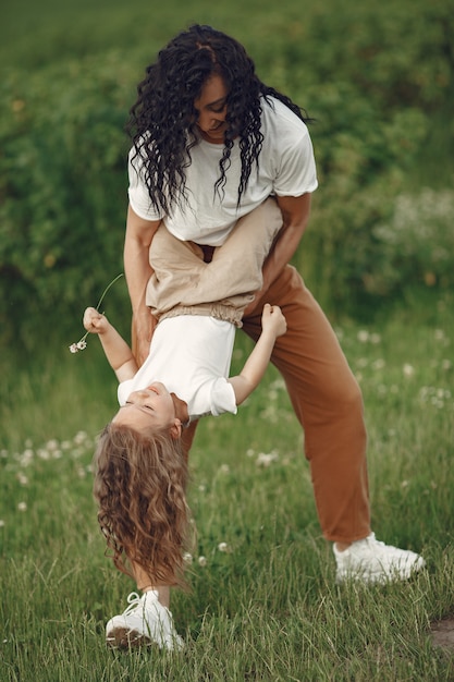 Madre con hija jugando en un campo de verano