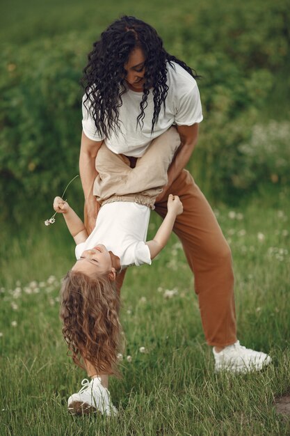 Madre con hija jugando en un campo de verano