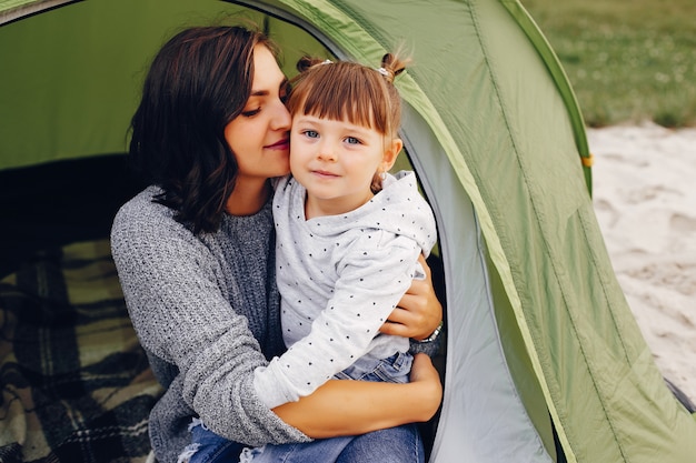 Madre con hija jugando en un parque de verano