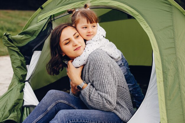 Madre con hija jugando en un parque de verano