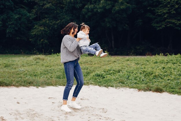 Madre con hija jugando en un parque de verano