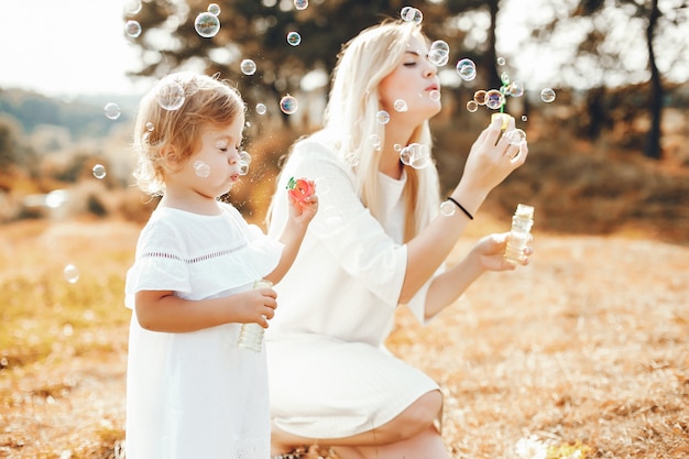 Foto gratuita madre con hija jugando en un parque de verano