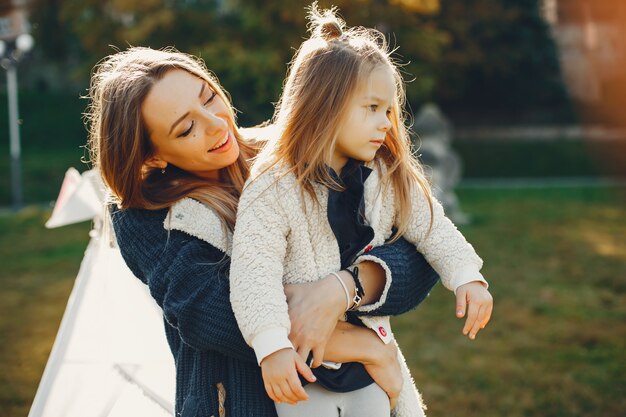 Madre con hija jugando en un parque de verano