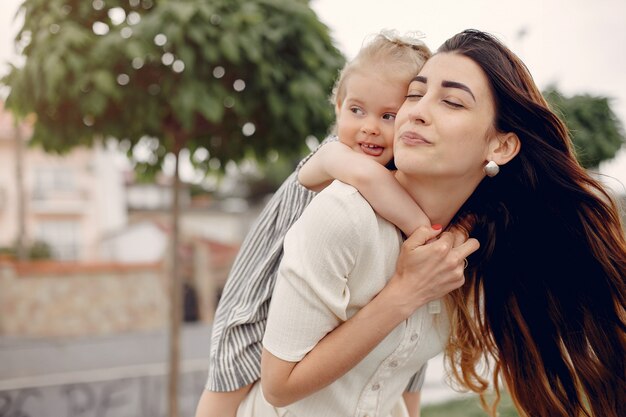 Madre con hija jugando en un parque de verano