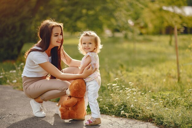 Madre con hija jugando en un parque de verano