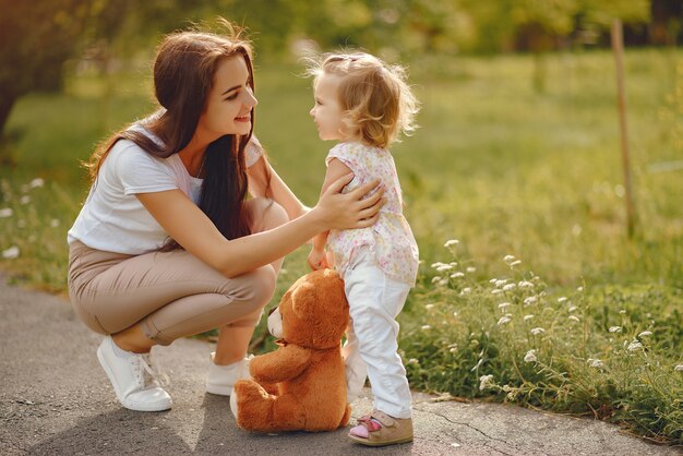 Madre con hija jugando en un parque de verano