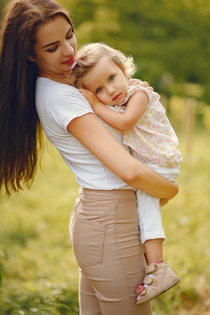 Madre con hija jugando en un parque de verano