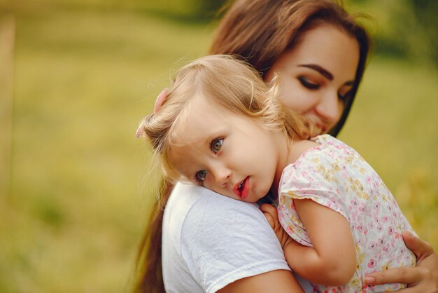 Madre con hija jugando en un parque de verano