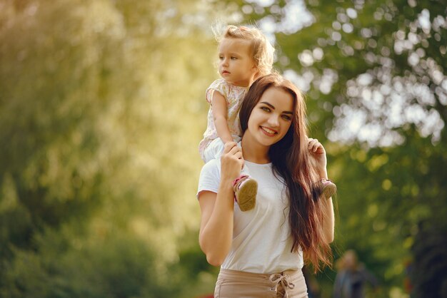 Madre con hija jugando en un parque de verano