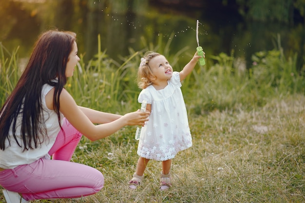 Madre con hija jugando en un parque de verano