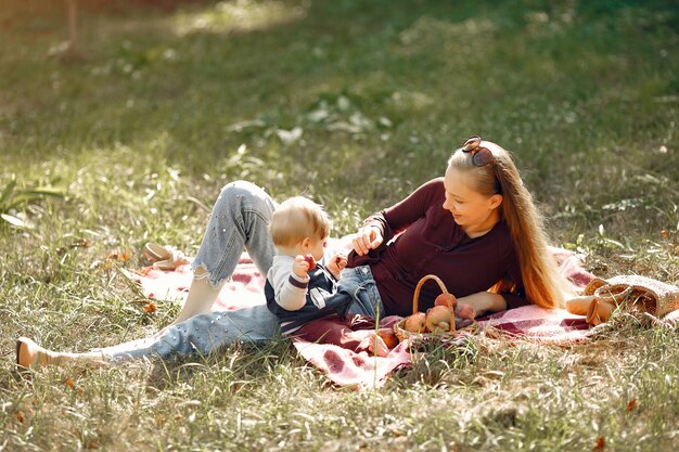 Madre con hija jugando en un parque de verano