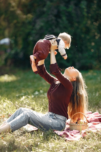 Madre con hija jugando en un parque de verano