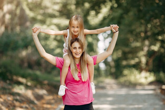 Madre con hija jugando en un parque de verano