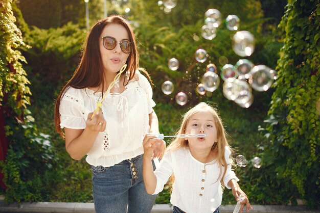 Madre con hija jugando en un parque de verano