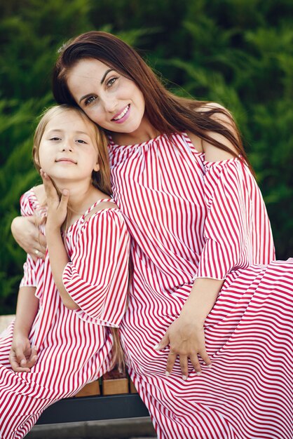 Madre con hija jugando en un parque de verano