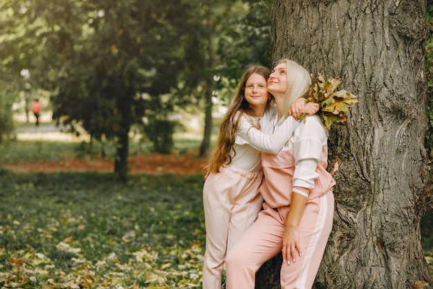 Madre con hija jugando en un parque de verano