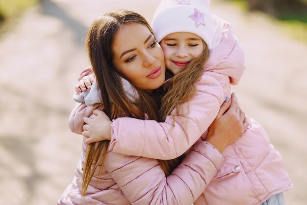 Madre con hija jugando en un parque