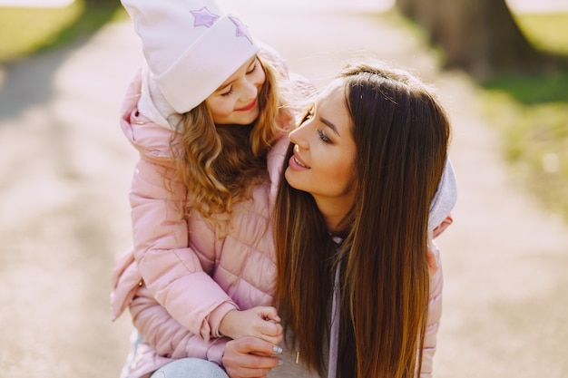 Madre con hija jugando en un parque