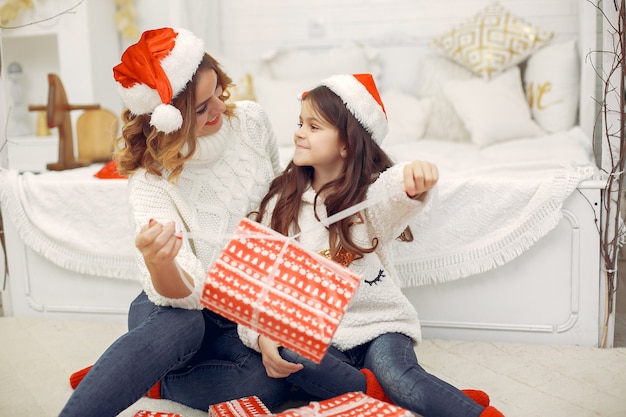 Madre con hija linda en una decoración navideña