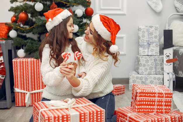 Madre con hija linda en una decoración navideña