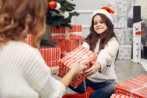 Madre con hija linda en una decoración navideña