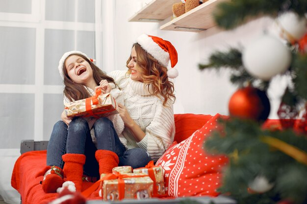 Madre con hija linda en una decoración navideña