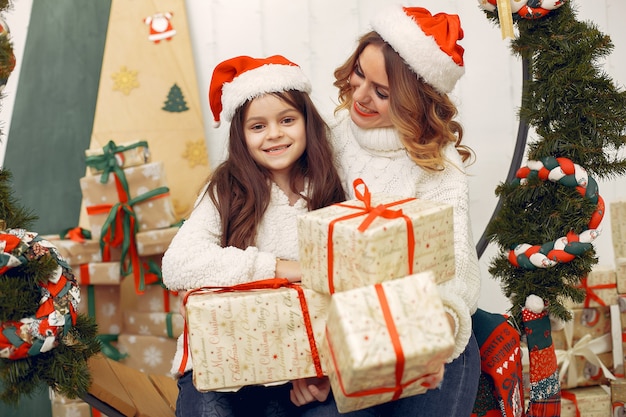 Madre con hija linda en una decoración navideña